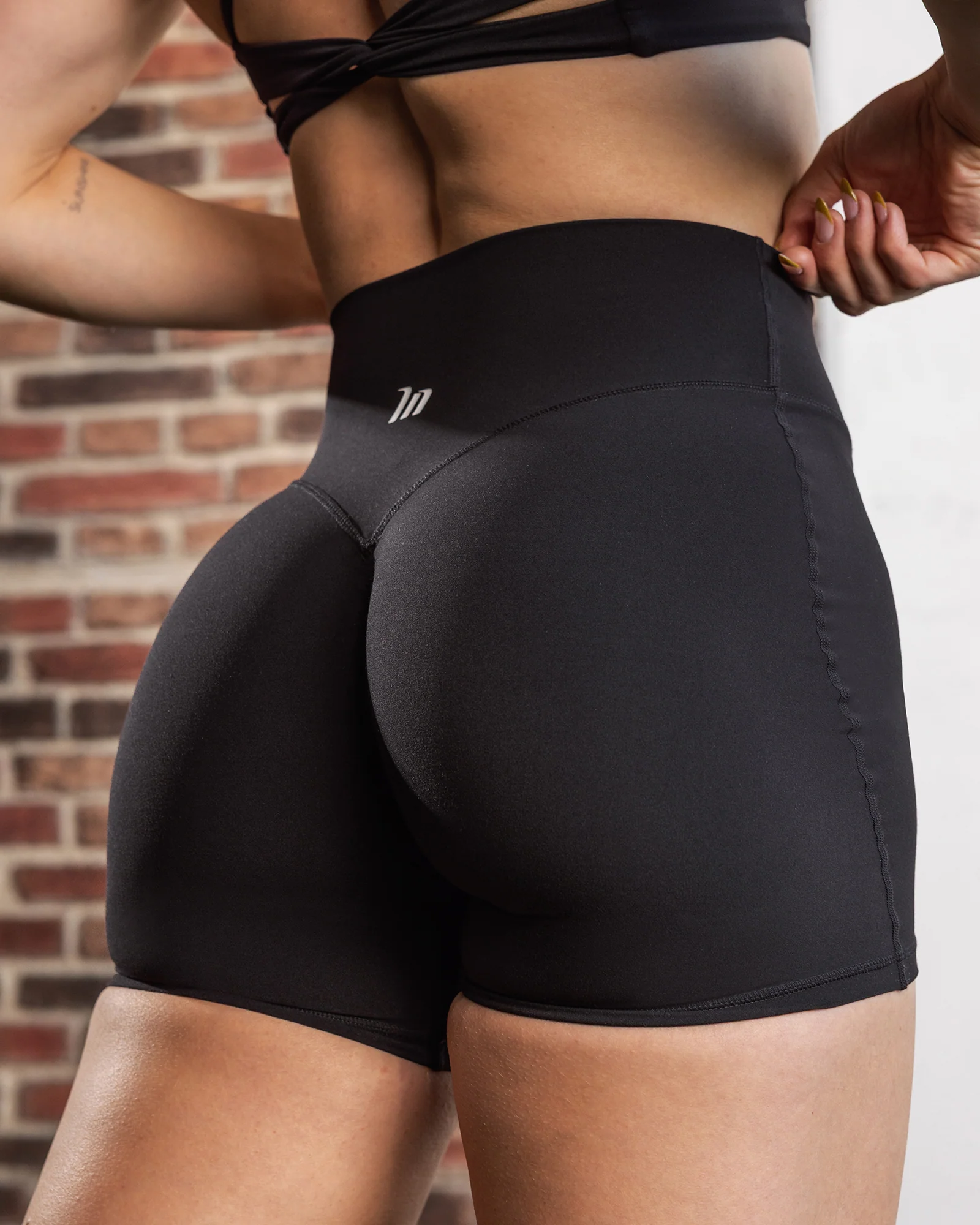 Aura Peachy Invisible Scrunch Midway Shorts - Black - Image 3